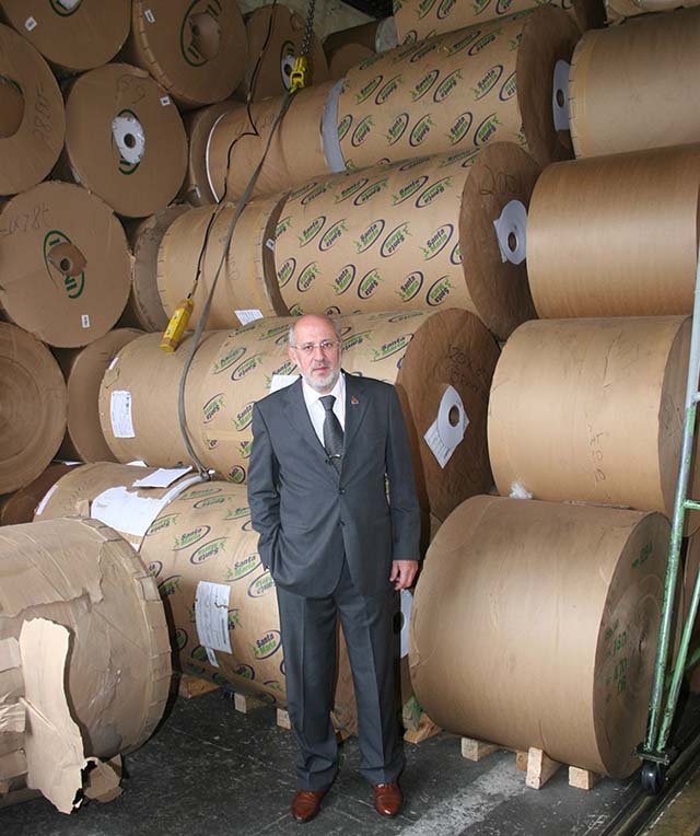 Responsável da Pegue Monte Personalizados no estoque de bobinas de papel